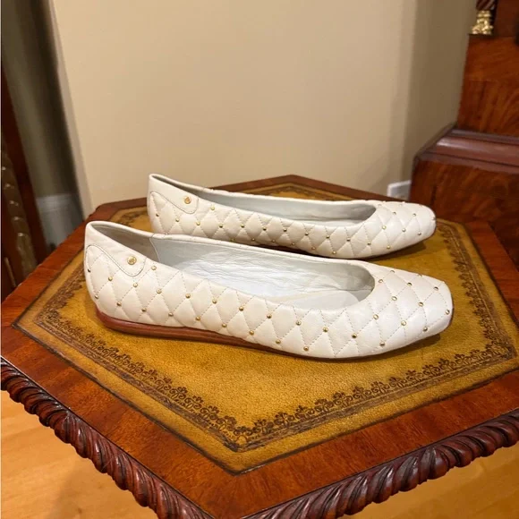 Delman white quilted gold studded leather flats size 9 - Picture 4 of 8